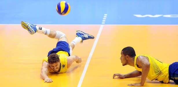 Bruninho mergulha para tentar evitar ponto da Sérvia, na Liga Mundial - Divulgação/FIBV