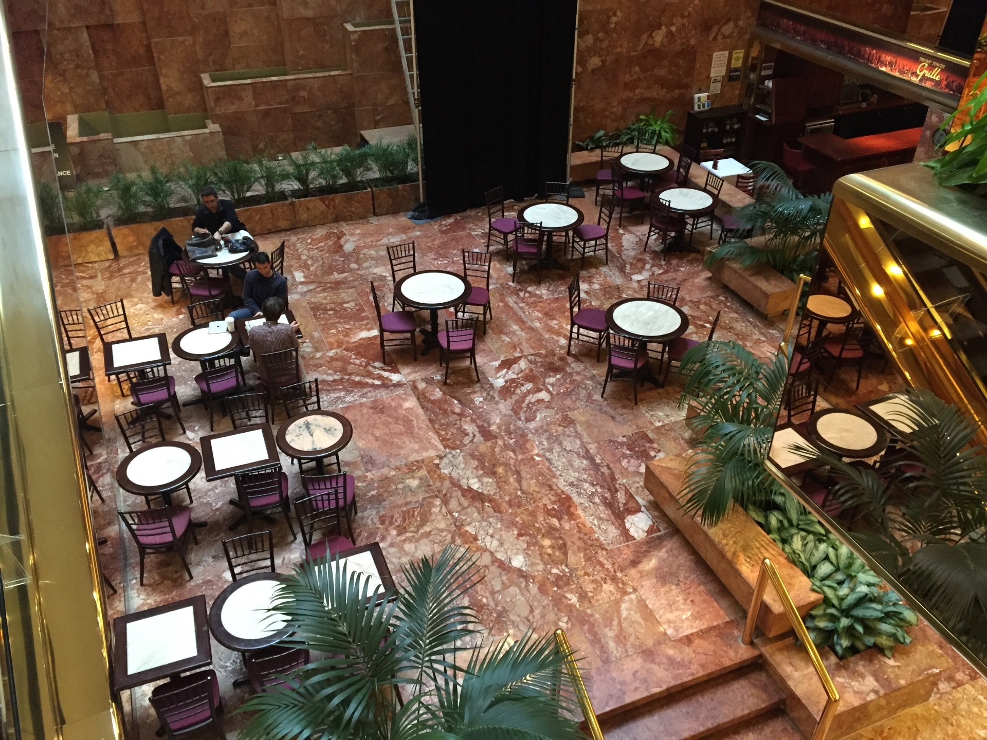 Hall do Trump Tower, apartamento de luxo no centro de Nova York - Natasha Madov/ UOL