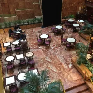 Hall do Trump Tower, apartamento de luxo no centro de Nova York - Natasha Madov/ UOL