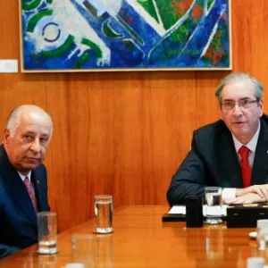 O presidente da Câmara dos Deputados, Eduardo Cunha (PMDB-RJ) e o presidente da CBF Marco Polo Del Nero durante reunião para falar sobre a Comissão Mista da MP 671, que trata da renegociação de dívidas dos clubes e modernização do futebol, no gabinete da presidência da Câmara - undefined