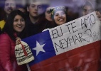 Chegada da seleção no Chile leva multidão à porta de hotel sob forte frio - AFP PHOTO/RODRIGO BUENDIA