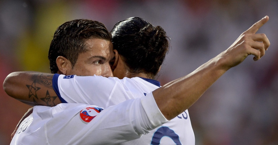Cristiano Ronaldo comemora após marcar contra a Armênia (13.jun.2015)