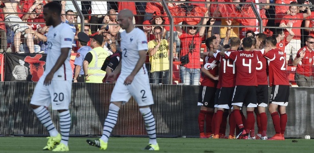 Jogadores da Albânia comemoram o gol que garantiu a vitória sobre a França -  AFP PHOTO / LOIC VENANCE 