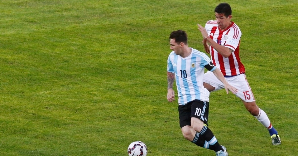 Messi escapa da marcação paraguaia na estreia da Argentina na Copa América