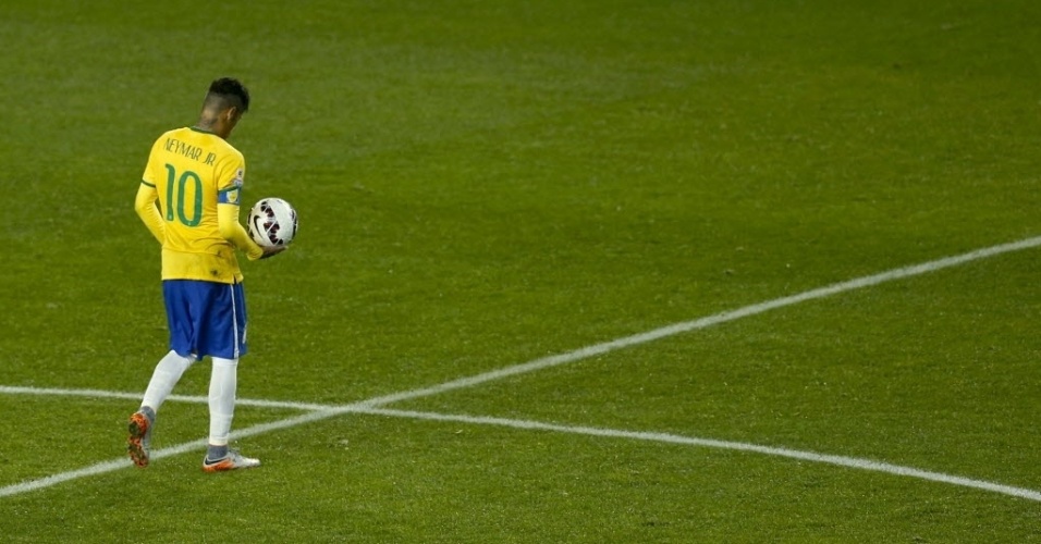 Neymar caminha com a bola durante a partida entre Brasil e Peru
