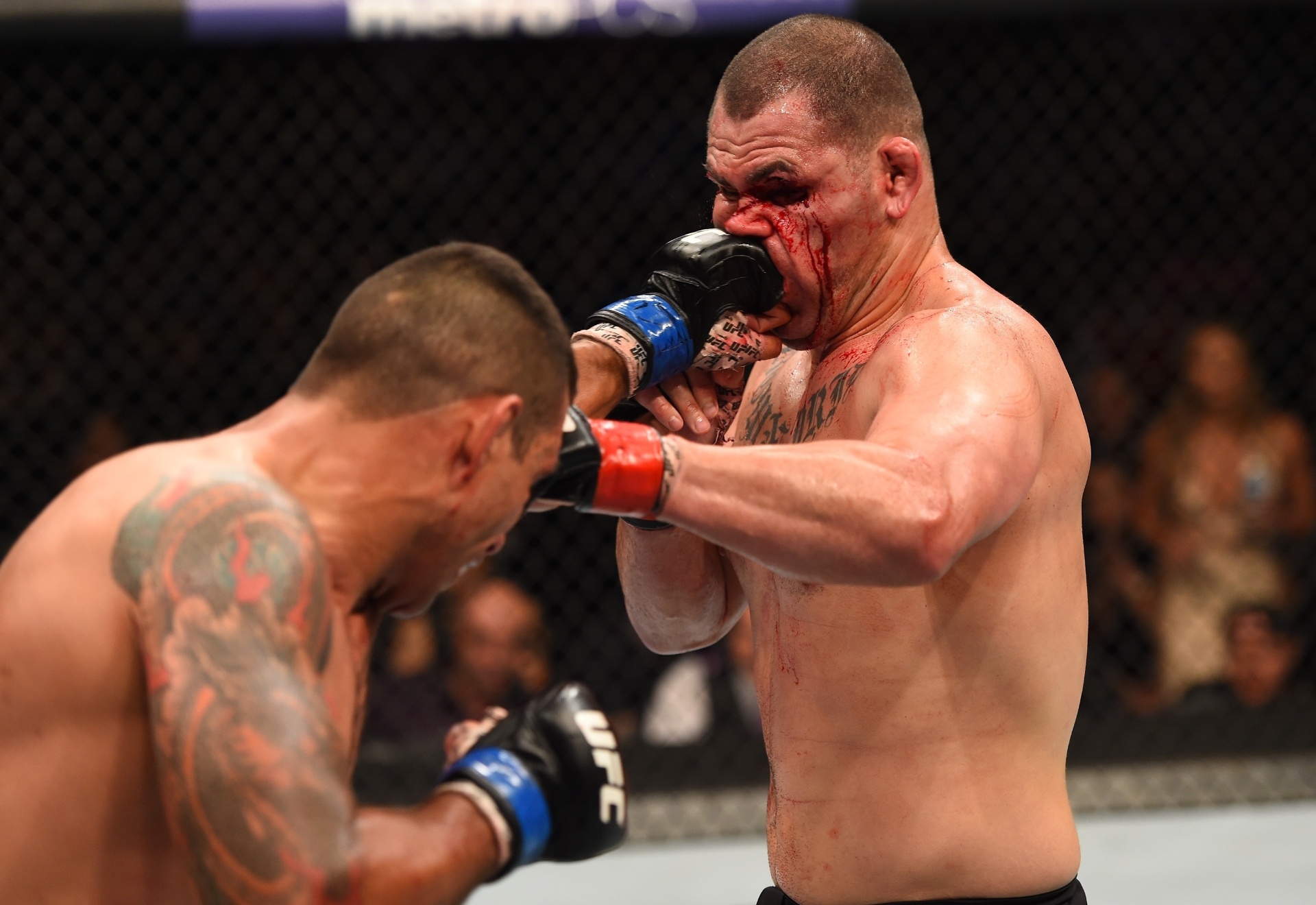 Werdum acerta forte soco no rosto de Cain Velásquez - Getty Images