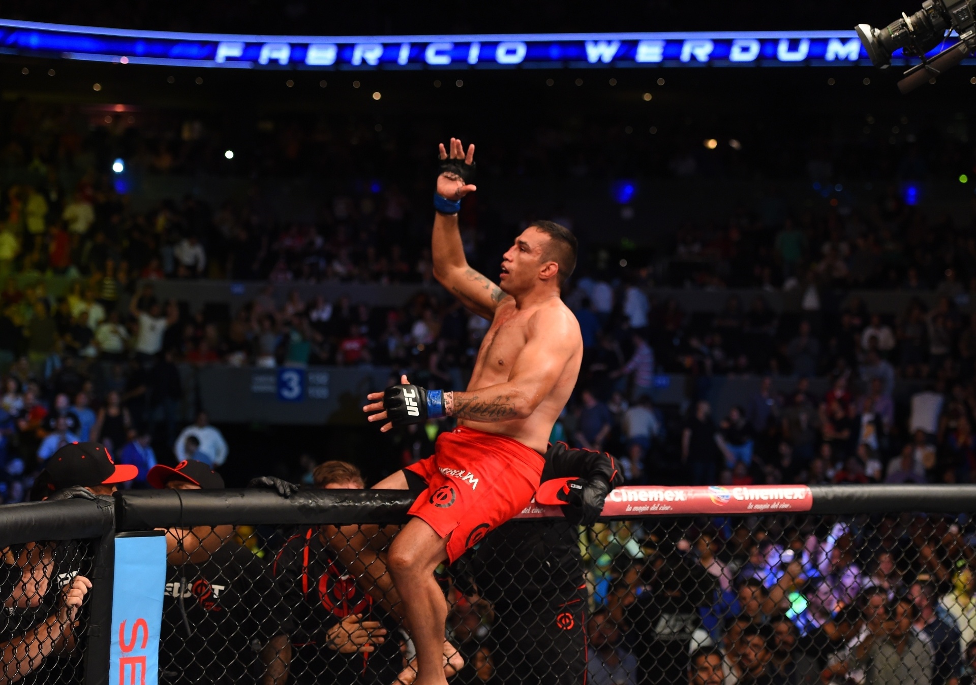 Werdum comemora a vitória por finalização sobre Cain Velásquez - Getty Images