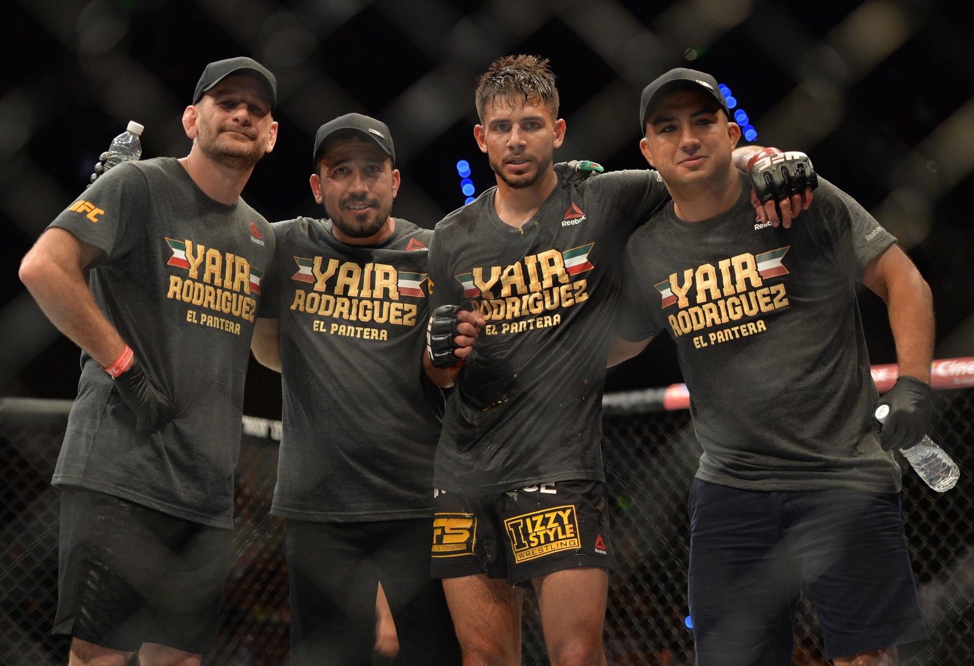 Yair Rodríguez (segundo da direita para a esquerda) vomitou de cansaço depois da vitória sobre Charles Rosa - Getty Images