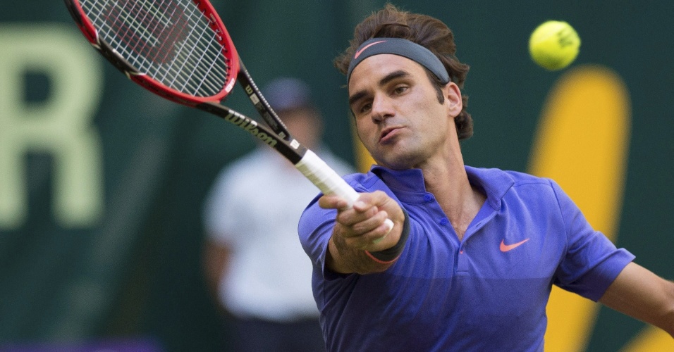 Roger Federer devolve bola em sua estreia no ATP 500 de Halle