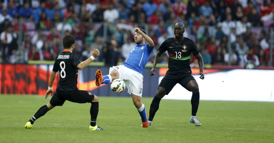 Bertolacci e Moutinho brigam pela bola durante o amistoso entre Itália e Portugal