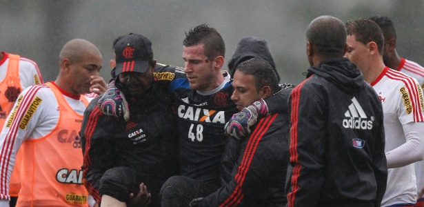 Paulo Victor saiu de campo carregado pelos funcionários do Flamengo - MÁRCIO MERCANTE/AGÊNCIA O DIA/AGÊNCIA O DIA/ESTADÃO CONTEÚDO