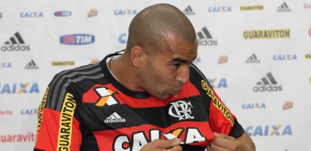 Emerson Sheik beija a camisa do Flamengo na apresentação ao clube: ele garante nunca ter sido vascaíno - Gilvan de Souza/ Flamengo