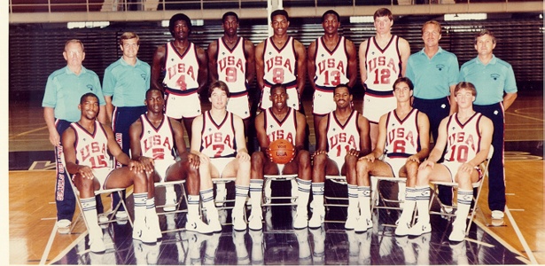Michael Jordan, com a camisa 5 (segundo da esq. para a dir na fila de baixo) foi cestinha dos EUA no Pan