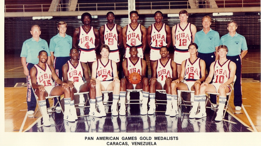 Michael Jordan, com a camisa 5 (segundo da esq. para a dir na fila de baixo), foi cestinha dos EUA no Pan - Reprodução