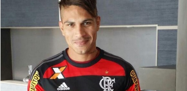 Paolo Guerrero vestiu a camisa do Flamengo pela primeira vez nesta quarta-feira - Divulgação/TwitterFlamengo