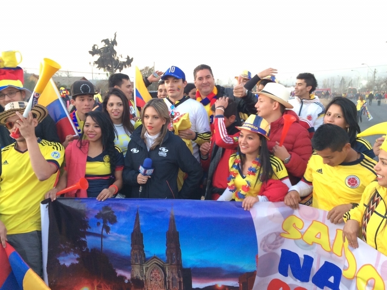 Torcedores colombianos participam de transmissão de TV antes do jogo entre Brasil x Colômbia - Pedro Ivo Almeida/UOL