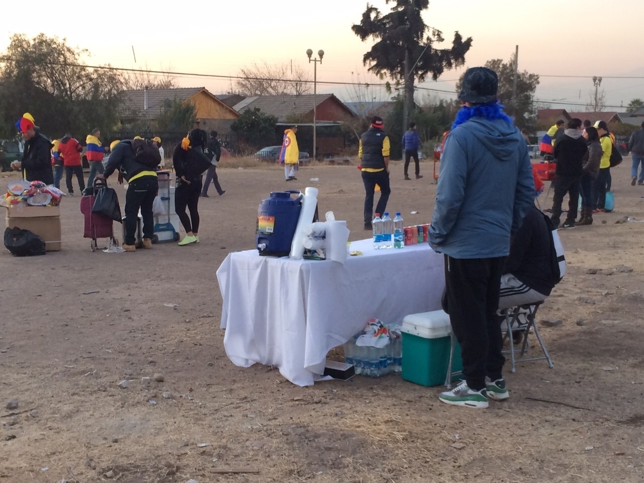Vendedores ambulantes no entorno do estádio Monumental - Pedro Ivo Almeida/UOL