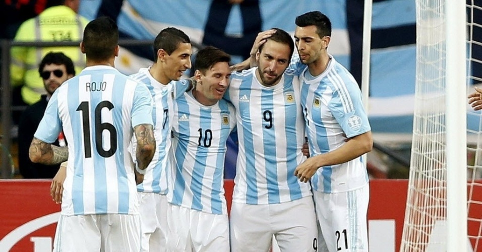 Jogadores da Argentina cumprimentam Higuaín após gol que abiru o placar contra a Jamaica