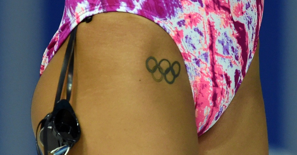 Detalhe da tatuagem dos anéis olímpicos na virilha da nadadora mexicana