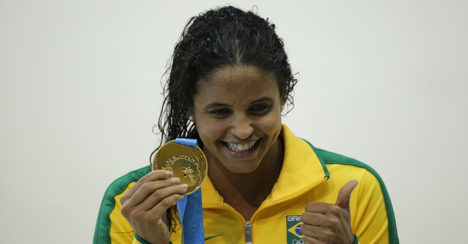 Etiene Medeiros comemora a medalha de ouro nos 100m costas da natação