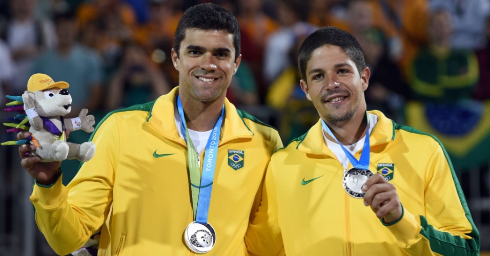Vitor Araujo (e) e Álvaro mostram a medalha de prata conquistada pela dupla no vôlei de praia do Pan de Toronto