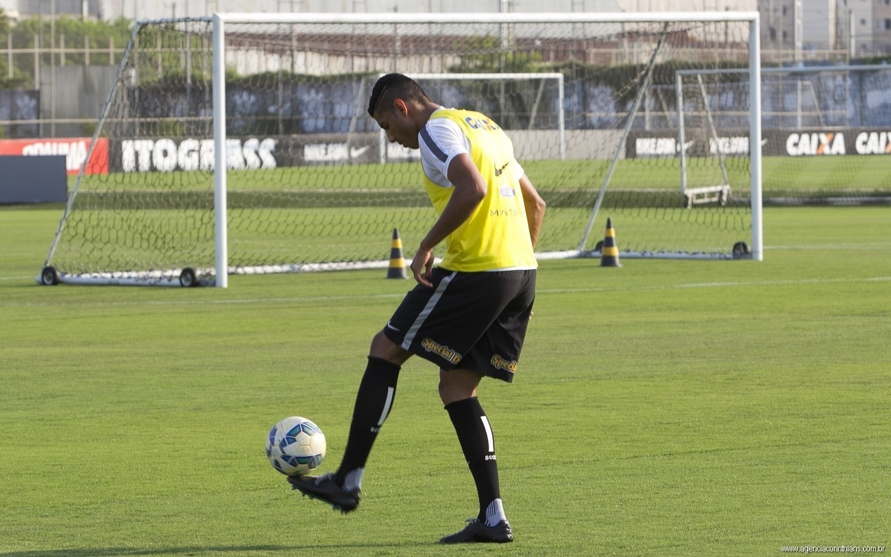 Lincom faz embaixadinhas no treino do Corinthians - Ag. Corinthians
