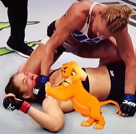 Ronda Rousey caiu na zoeira dos internautas, com memes após a derrota para Holly Holm. Até o leãozinho Simba, de O Rei Leão, apareceu - Reprodução