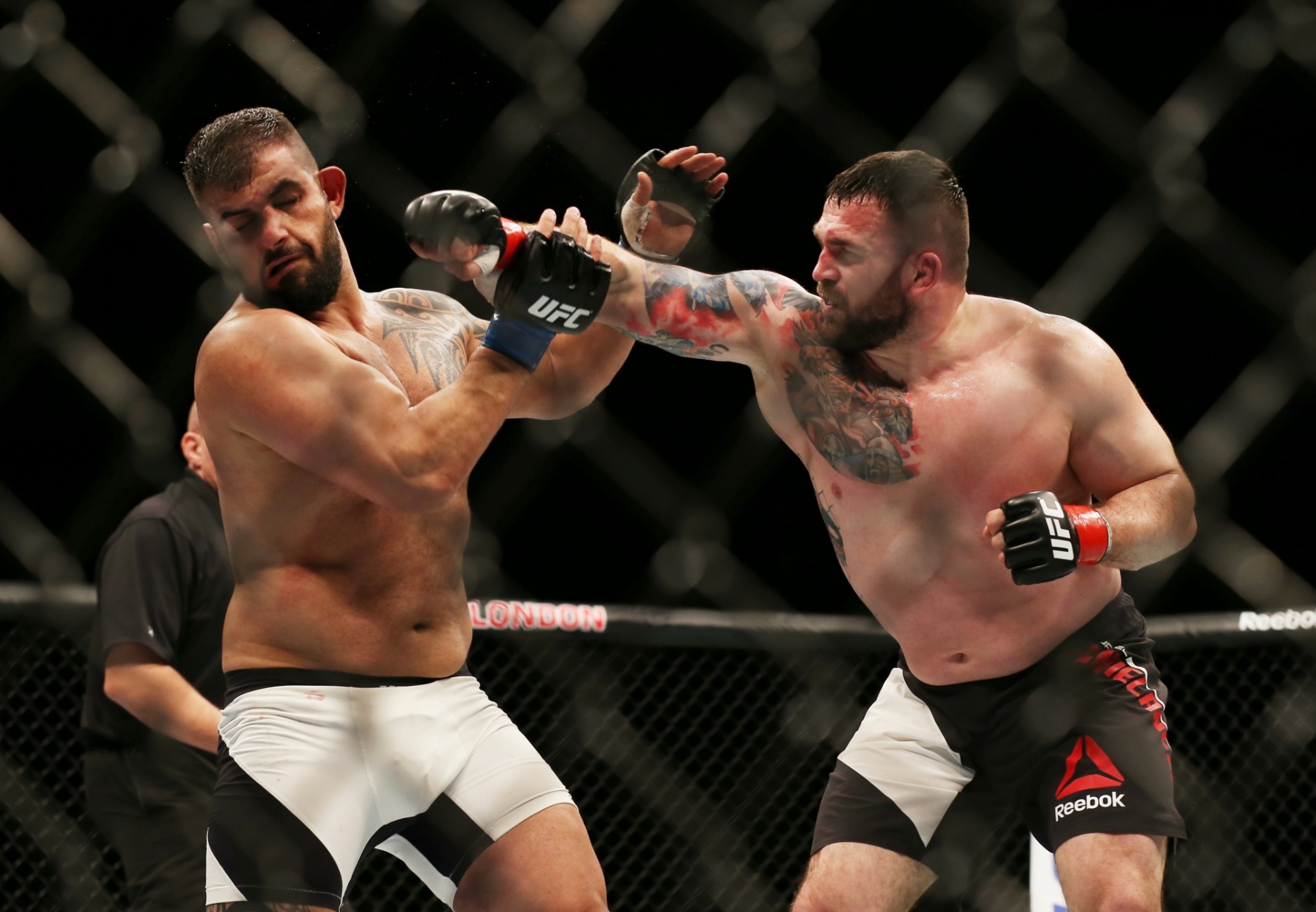 Daniel Omielanczuk, da Polônia, desfere golpe no alemão Jarjis Danho, em luta do card preliminar - Matthew Childs / REUTERS