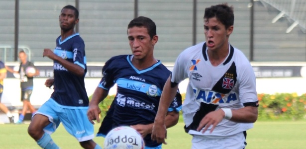 Samuel (na esquerda, ao fundo) observa Mateus Pet antes de ser presenteado  - Carlos Gregório Júnior / Site oficial do Vasco