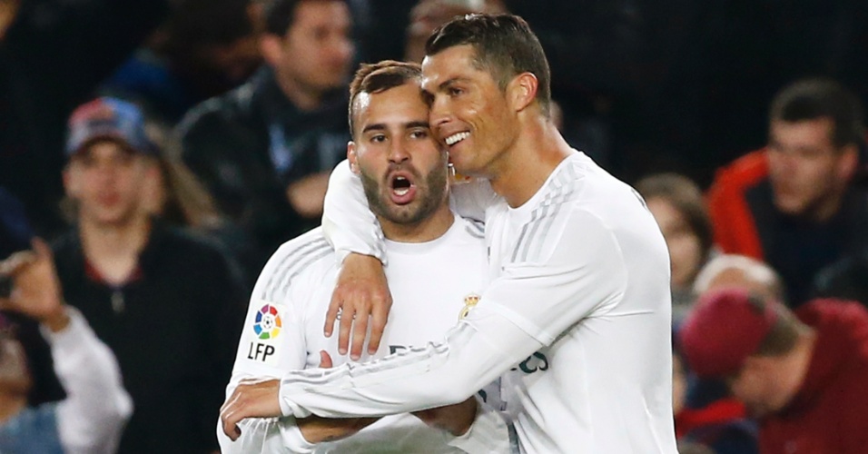 Cristiano Ronaldo abraça um companheiro após marcar o gol da vitória do Real Madrid sobre o Barcelona, pelo Campeonato Espanhol