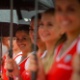 Grid girls se protegem da chuva em Monte Carlo - AFP PHOTO / ANDREJ ISAKOVIC 