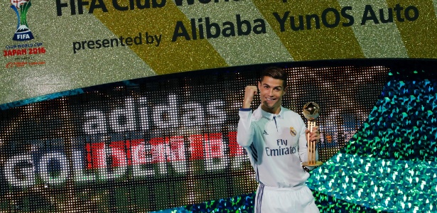 Cristiano com a bola de ouro do Mundial de Clubes; no começo da semana, o português ganhou sua quarta Bola de Ouro da France Football - Shuji Kajiyama/AFP