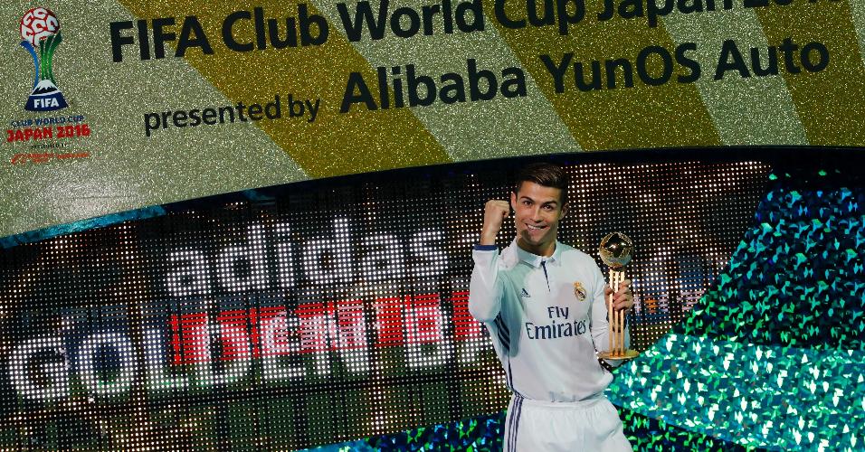 Cristiano com a bola de ouro do Mundial de Clubes; no começo da semana, o português ganhou sua quarta Bola de Ouro da France Football