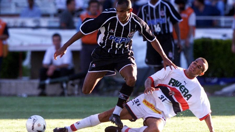 Atacante Ewerthon se desvencilha da marcação durante primeira final entre Corinthians e Botafogo-SP, no Paulistão de 2001 - Márcio Fernandes/Folhapress