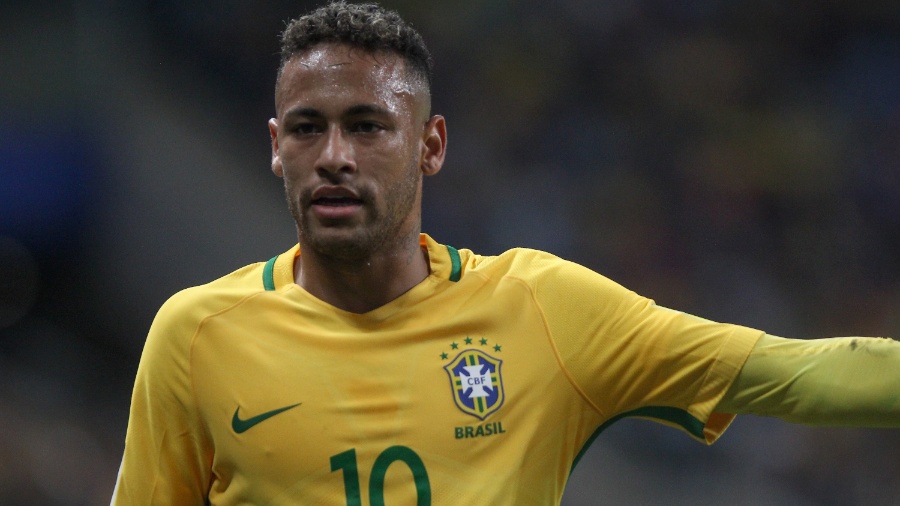Neymar orienta companheiros durante partida da seleção contra o Equador - Pedro Martins/MoWA Press