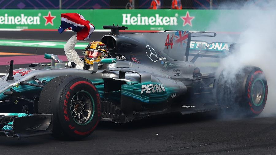 Hamilton celebra seu quarto título da Fórmula 1 ainda dentro do carro - Clive Mason/Getty Images/AFP