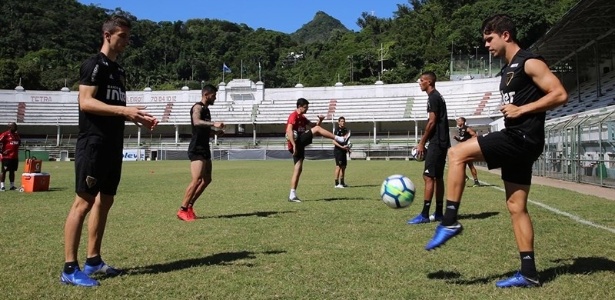 O elenco do São Paulo treinou na manhã desta sexta-feira, no Rio de Janeiro