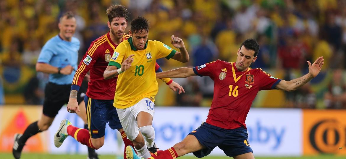 Neymar é marcado por Busquets e Sergio Ramos na final da Copa das Confederações de 2013, no Maracanã - AMA/Corbis via Getty Images