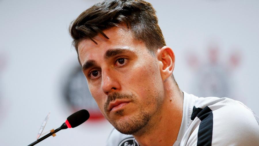 Danilo Avelar ainda tem futuro indefinido. Corinthians quer ficar com o jogador - MARCO GALVãO/FOTOARENA/ESTADÃO CONTEÚDO