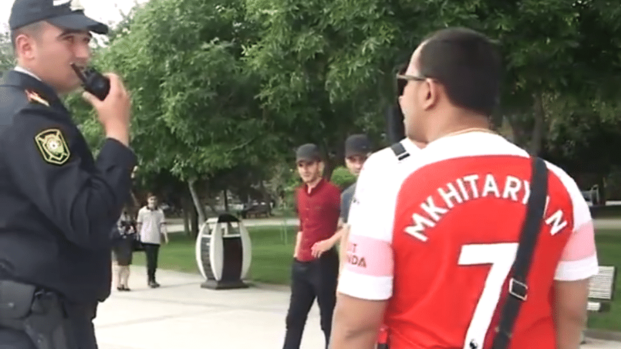 Policial aborda torcedor com a camisa de Mkhitaryan em Baku - Reprodução