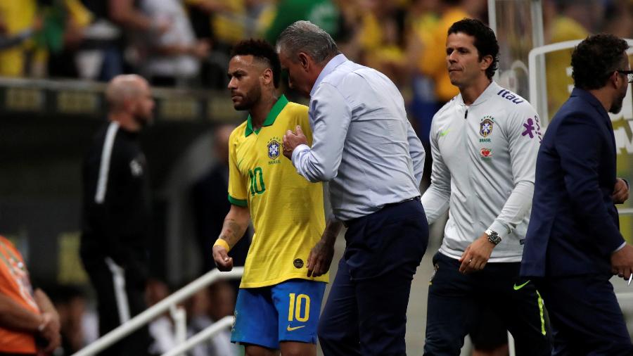 Tite conversa com Neymar após atacante deixar o gramado na partida entre Brasil e Qatar - Ueslei Marcelino/Reuters