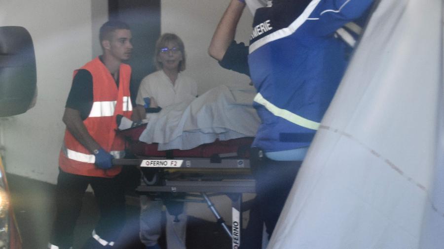 Chris Froome deixou o local de ambulância após sofrer múltiplas fraturas - Anne-Christine POUJOULAT / AFP