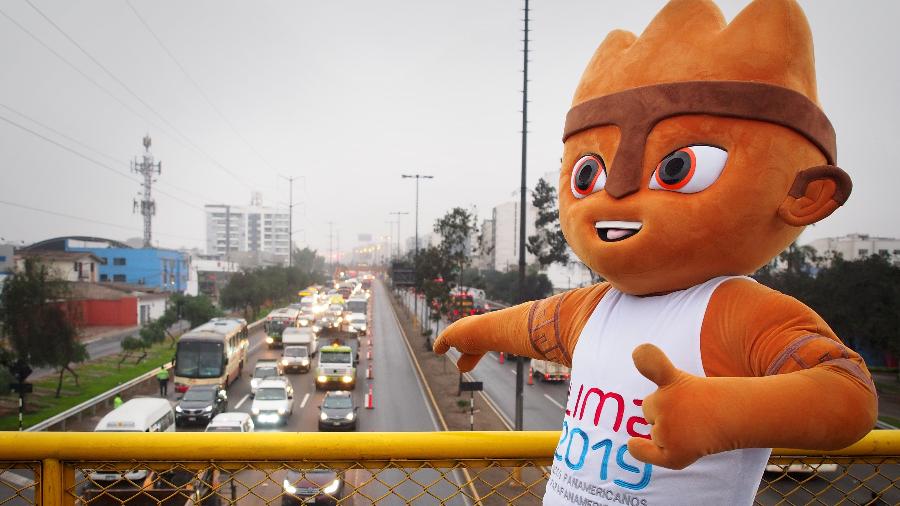 Mascote do Pan, Milco aponta faixa exclusiva para tráfego de veículos credenciados - Carlos Garcia Granthon/Fotoholica Press/LightRocket via Getty Images