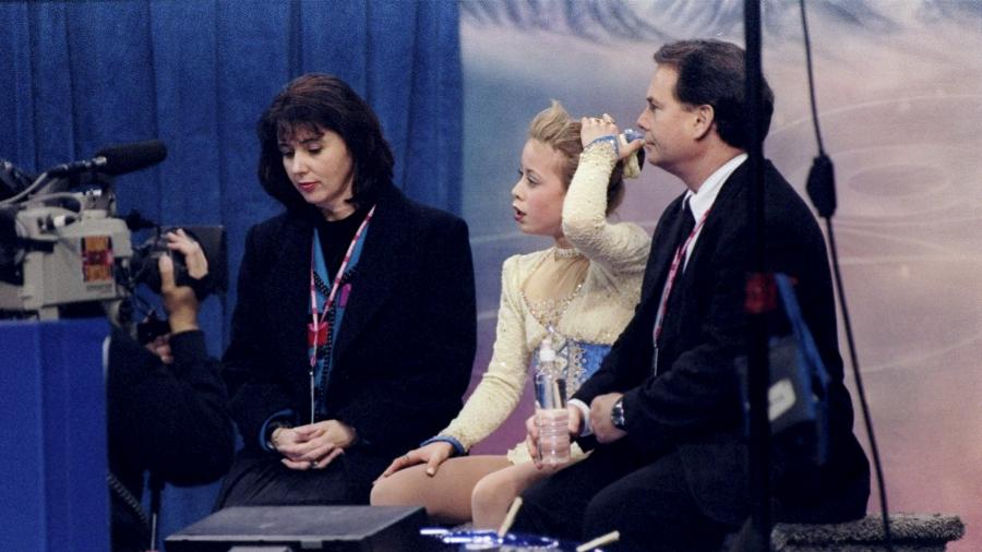 10/01/1998: Richard Callaghan espera por resultados do Campeonato Norte-Americano de Patinação Artística com Tara Lipinski - Jamie Squire /Allsport