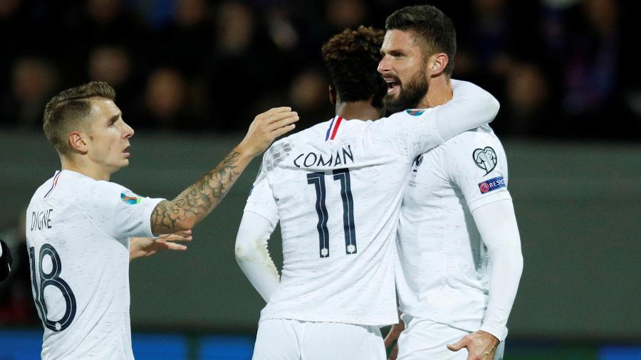 Jogadores da seleção da França comemoram gol de Giroud em jogo contra a Islândia - REUTERS/Gonzalo Fuentes