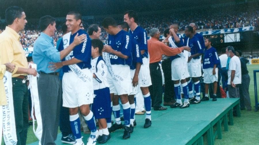 Em 2003, elenco do Cruzeiro faturou a Tríplice Coroa (Mineiro, Copa do Brasil e Brasileirão) - Divulgação/Site do Cruzeiro