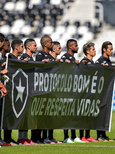 Jogadores do Botafogo exibem faixa de protesto antes de jogo contra a Cabofriense; futebol carioca é o primeiro a retornar em meio à pandemia - Thiago Ribeiro/AGIF
