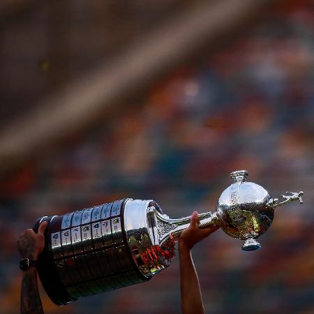 Troféu da Copa Libertadores é erguido após o Flamengo vencer o River Plate e conquistar a edição de 2019 - Manuel Velasquez/Getty Images
