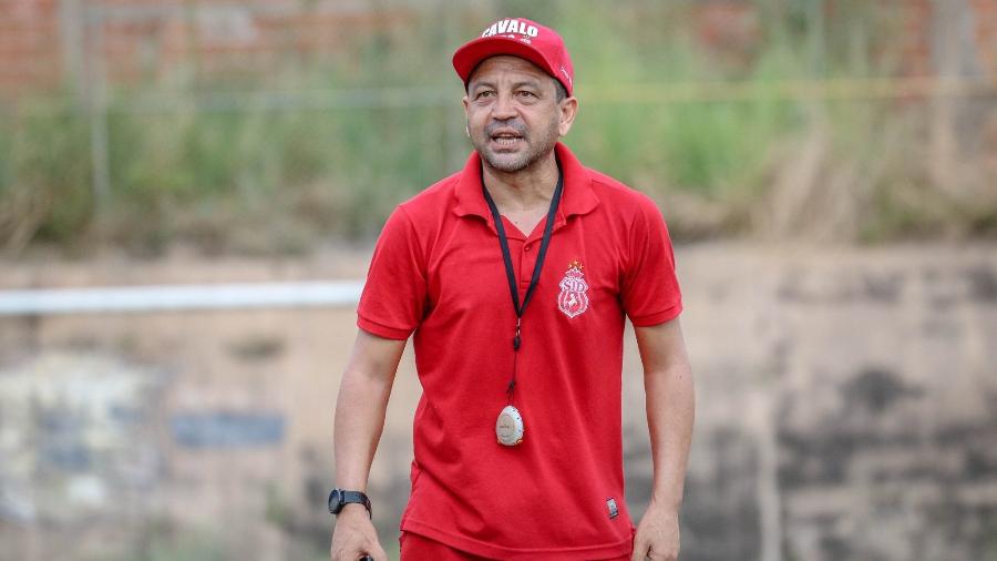 Paulinho Kobayashi, técnico do Imperatriz, do interior do Maranhão; equipe tem 12 atletas com covid - Vagner Grigorio