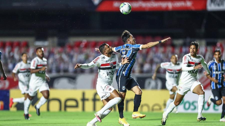 Reinaldo empurra Pepê em lance no começo de jogo São Paulo x Grêmio, pelo Campeonato Brasileiro - Lucas Uebel/Grêmio FBPA